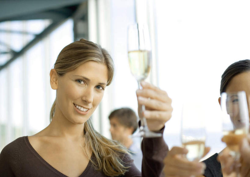 西方人,四个人,伙伴,同事,朋友,商务人士,商务男性,商务女性,站,横图,室内,白天,正面,衬衫,友谊,成功,合作,团队,集体,信心,杯子,欧洲,欧洲人,套装,高脚杯,拿,拿着,注视,队伍,玻璃制品,酒杯,观察,看,站着,观看,察看,领导,成就,关注,商务装,合伙,领袖,工薪阶层,香槟杯,友情,男人,男性,年轻男性,年轻女性,女人,女性,白种人,白领,上班族,玻璃杯,站立,半身,彩图,衬衣