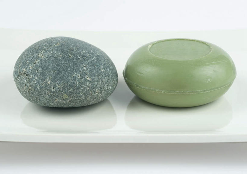 无人,横图,俯视,室内,特写,白天,白色背景,石头,桌面,桌子,静物,餐具,碟子,盘,石子,两个,盘子,化妆品,肥皂,碟,香皂,日用品,洗浴用品,清洁,鹅卵石,摄影,影棚,护肤品,舒缓,去污,紧肤,嫩肤,石块,洗涤,彩图,高角度拍摄,影棚拍摄,拍摄