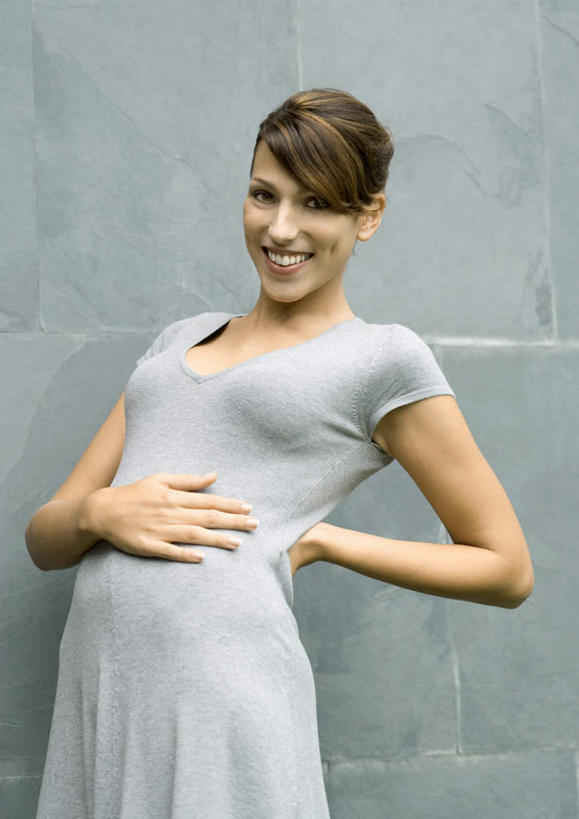 西方人,一个人,站,笑,摸,微笑,露齿笑,竖图,室外,白天,正面,裙子,欧洲,欧洲人,仅一个年轻女性,仅一个女性,仅一个人,抚摸,连衣裙,墙,注视,墙壁,墙面,灰色,观察,看,站着,观看,挺胸,察看,关注,背手,年轻女性,女人,女性,白种人,触摸,接触,站立,半身,彩图