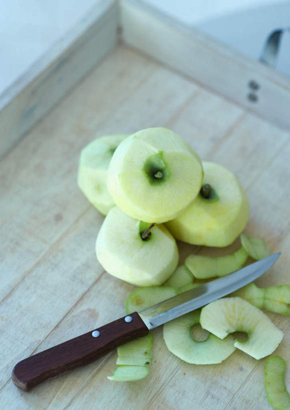 无人,竖图,俯视,室内,特写,白天,苹果,餐具,水果,一堆,切开,堆叠,堆积,新鲜,工具,食品,果皮,案板,刀具,砧板,食物,三个,刀,切,有机食品,绿色食品,水果刀,堆,剖面,切面,彩图,高角度拍摄