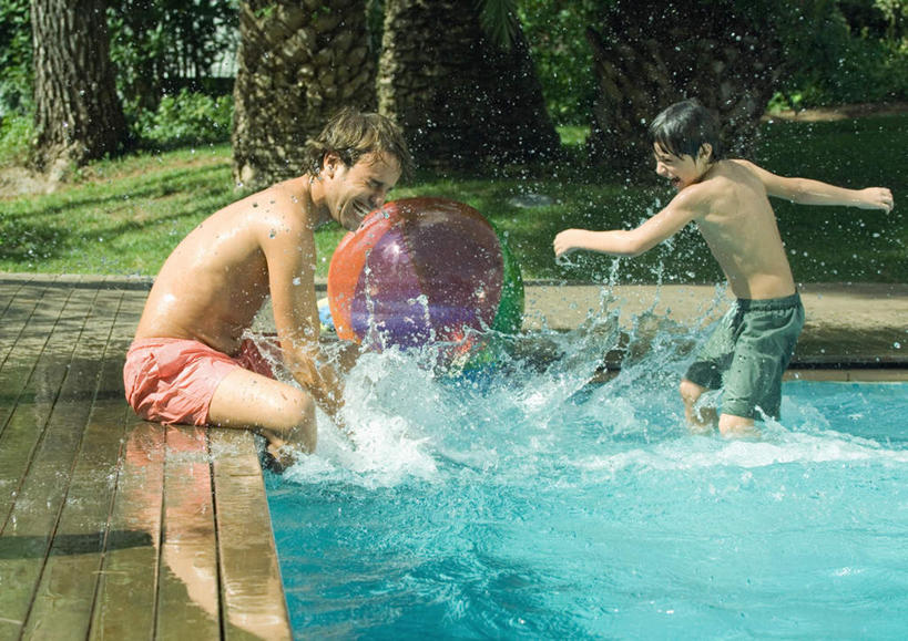 西方人,儿童,两个人,家庭,父亲,儿子,游泳池,坐,笑,微笑,露齿笑,横图,室外,白天,侧面,旅游,度假,游戏,纯洁,草地,草坪,水,植物,欧洲,欧洲人,飞溅,溅,液体,水池,水面,玩,注视,娱乐,泳池,草,树,树木,小孩,绿色,自然,充气球,观察,看,享受,休闲,温暖,温馨,父子,一家人,放松,父爱,可爱,童年,童趣,生长,成长,观看,和睦,察看,游泳馆,关注,喷洒,童真,烂漫,无邪,天真,男孩,男人,男性,年轻男性,白种人,孩子,年轻人,玩耍,嬉戏,坐着,半身,彩图,融洽,男生