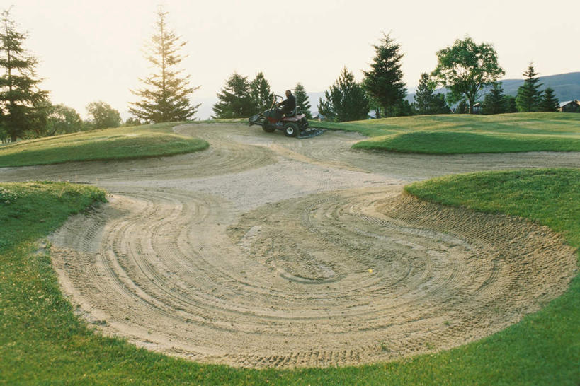 无人,横图,室外,白天,正面,锻炼,运动,草地,草坪,沙滩,太阳,植物,阴影,飞溅,溅,光线,高尔夫,沙子,影子,云,云朵,沙地,云彩,沙坑,草,树,树木,绿色,白云,天空,阳光,自然,天,生长,成长,喷洒,高尔夫运动,体育,彩图,健身