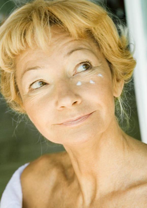 西方人,脸,头,脸颊,一个人,站,笑,微笑,竖图,室外,白天,正面,化妆,美容,欧洲,欧洲人,仅一个女性,仅一个人,护肤,白色,站着,保养,仅一个老年女性,养颜,乳霜,老年女性,女人,女性,白种人,头部,脸部,脸蛋,面部,抬头,仰头,站立,半身,彩图