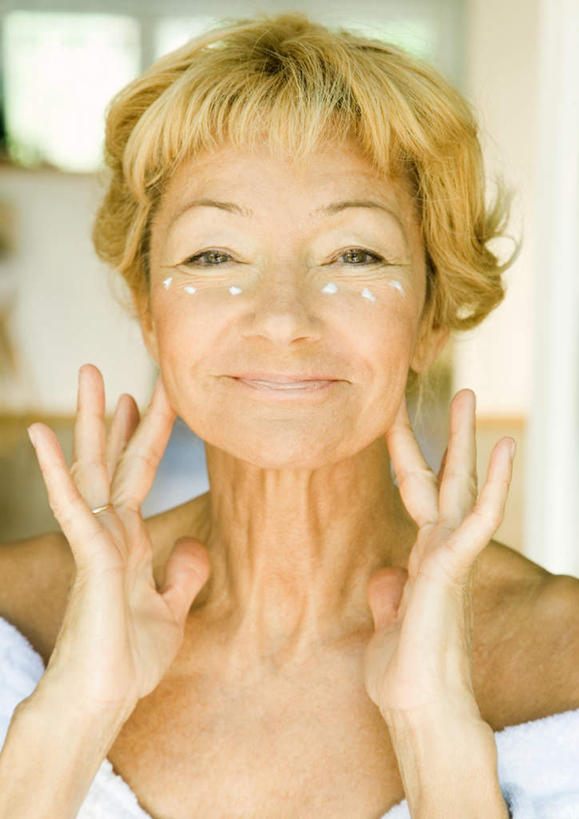 西方人,脸,头,脸颊,一个人,客厅,站,笑,微笑,竖图,室内,白天,正面,化妆,美容,欧洲,欧洲人,仅一个女性,仅一个人,护肤,朦胧,模糊,站着,仅一个中年女性,保养,起居室,养颜,乳霜,女人,女性,中年女性,白种人,头部,脸部,脸蛋,面部,站立,半身,彩图