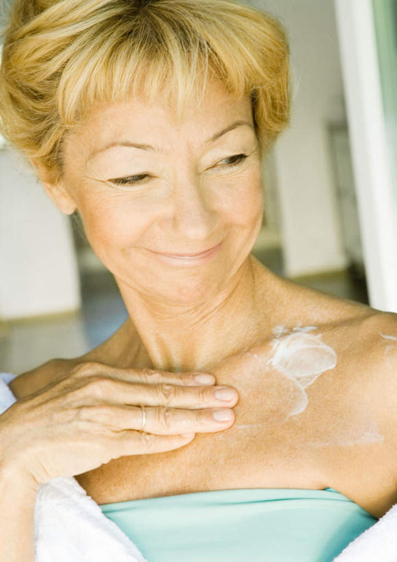 西方人,一个人,客厅,站,摸,竖图,室内,白天,正面,化妆,美容,欧洲,欧洲人,仅一个女性,仅一个人,抚摸,护肤,站着,保养,享受,休闲,放松,仅一个老年女性,起居室,养颜,乳霜,老年女性,女人,女性,白种人,触摸,接触,站立,半身,彩图