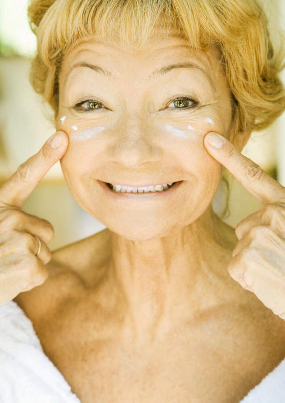 西方人,脸,头,脸颊,手,一个人,站,笑,微笑,露齿笑,竖图,室内,白天,正面,化妆,美容,欧洲,欧洲人,仅一个女性,仅一个人,护肤,站着,仅一个中年女性,保养,手部,手指,食指,养颜,乳霜,女人,女性,中年女性,白种人,头部,脸部,脸蛋,面部,站立,半身,彩图