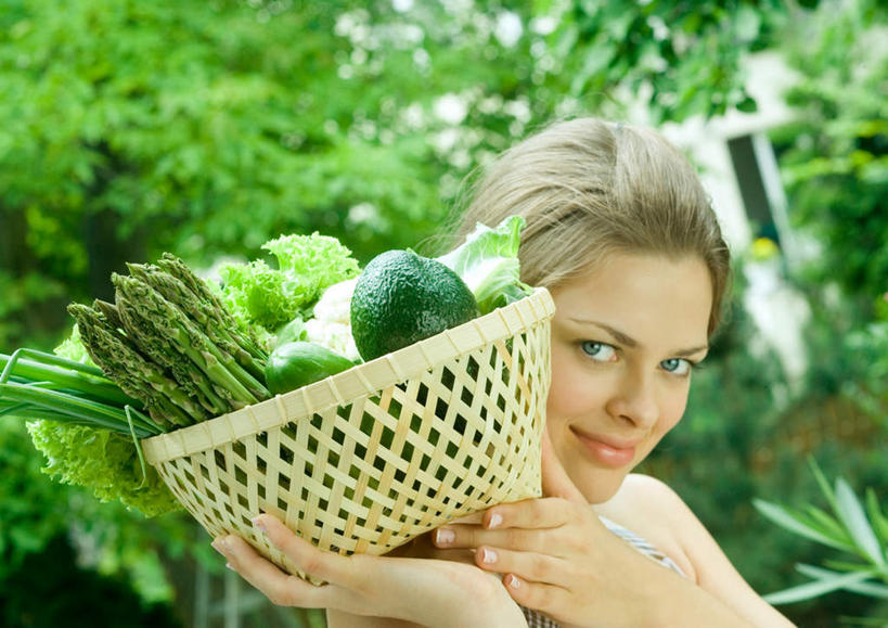 西方人,一个人,站,捧,笑,微笑,横图,室外,白天,正面,植物,芦笋,蔬菜,水果,欧洲,欧洲人,仅一个年轻女性,仅一个女性,仅一个人,新鲜,篮子,葱,青葱,食品,树,树木,食物,绿色,自然,酪梨,站着,鳄梨,有机食品,绿色食品,生长,成长,油梨,樟梨,年轻女性,女人,女性,白种人,牛油果,猪尾巴,药鸡豆子,石刁柏,蚂蚁杆,龙须菜,狼尾巴根,端,端着,捧着,手捧,站立,半身,彩图