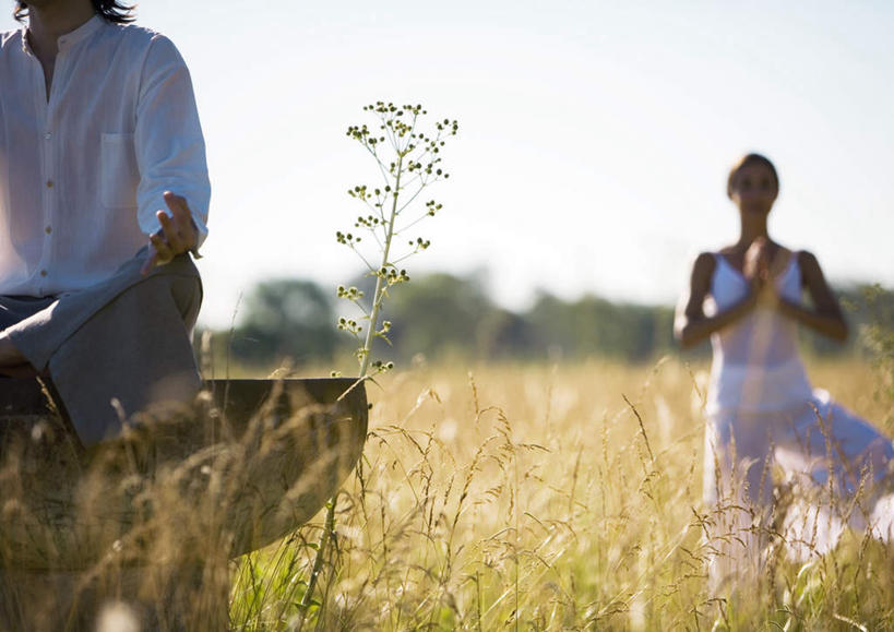 西方人,两个人,夫妻,站,盘腿,双手交叉,横图,室外,白天,正面,爱情,锻炼,瑜伽,运动,植物,欧洲,欧洲人,枯萎,朦胧,模糊,云,云朵,枯草,浪漫,云彩,草,黄色,蓝色,白云,蓝天,天空,天,站着,恩爱,姿势,养生,恋人,冥想,树式,莲花式,体育,男人,男性,年轻男性,年轻女性,女人,女性,白种人,情侣,盘腿而坐,盘膝,盘着腿的,盘着腿坐,十字手,双腿交叉,站立,半身,彩图,健身,伴侣