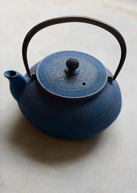 无人,竖图,俯视,室内,特写,白天,桌面,桌子,壶,水壶,一个,蓝色,茶壶,单个,彩图,高角度拍摄