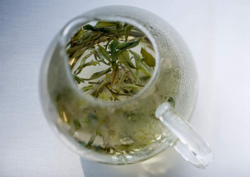 无人,横图,俯视,室内,特写,白天,桌面,桌子,杯子,叶子,绿茶,茶叶,绿叶,玻璃制品,水杯,嫩叶,一壶,叶,叶片,玻璃杯,彩图,高角度拍摄