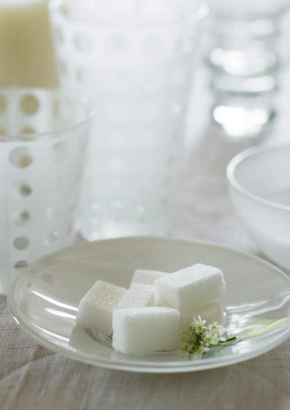 无人,竖图,俯视,室内,特写,白天,桌面,桌子,杯子,餐具,许多,碟子,盘,食品,方糖,食物,排列,白色,盘子,水杯,碟,甜食,队列,茶杯,彩图,高角度拍摄