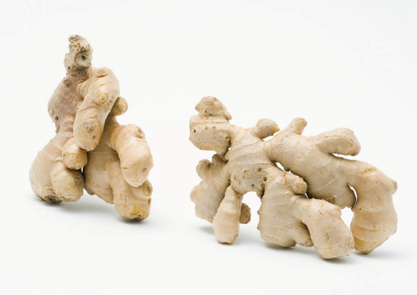 无人,横图,室内,特写,白天,白色背景,正面,植物,桌面,桌子,姜,草药,药草,中药,两个,黄色,摄影,影棚,药材,中草药,中药材,本草,生姜,老姜,彩图,影棚拍摄,拍摄