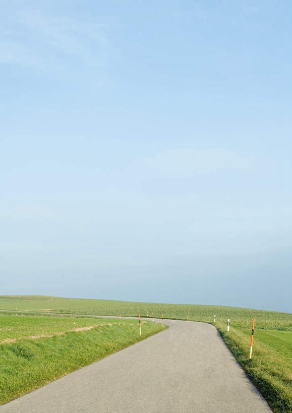 无人,竖图,室外,白天,正面,旅游,度假,草地,草坪,美景,植物,道路,路,草丛,景观,云,云朵,小路,交通,云彩,娱乐,草,蓝色,绿色,白云,蓝天,天空,自然,天,享受,休闲,景色,放松,自然风光,彩图