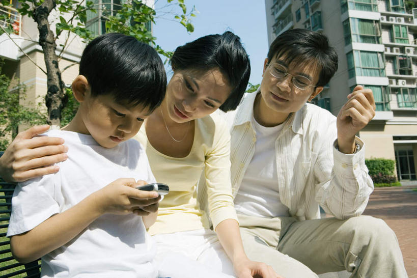 东方人,儿童,三个人,家庭,母亲,父亲,儿子,家,坐,抱,横图,室外,白天,正面,纯洁,植物,手机,亚洲,眼镜,房屋,屋子,拿,拿着,注视,黄种人,通讯设备,楼房,住宅,树,树木,小孩,蓝色,绿色,蓝天,天空,自然,天,低头,观察,看,温暖,温馨,父子,母子,三口之家,一家人,父爱,可爱,母爱,童年,童趣,生长,成长,抱着,观看,和睦,察看,操作,搂着,关注,近视眼镜,童真,烂漫,无邪,一部,天真,按键,男孩,男人,男性,年轻男性,年轻女性,女人,女性,亚洲人,孩子,年轻人,搂,搂抱,坐着,半身,彩图,房子,融洽,男生