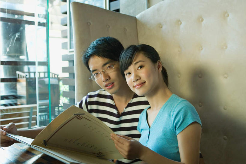 东方人,两个人,餐厅,坐,横图,室内,白天,正面,爱情,餐桌,窗户,桌子,亚洲,服装,眼镜,浪漫,注视,休闲装,黄种人,玻璃窗,菜单,衣服,观察,看,休闲,温暖,温馨,休闲服,菜谱,恩爱,恋人,服饰,餐台,观看,和睦,察看,关注,近视眼镜,男人,男性,年轻男性,年轻女性,女人,女性,亚洲人,情侣,坐着,半身,彩图,餐馆,饭店,饭馆,伴侣,融洽