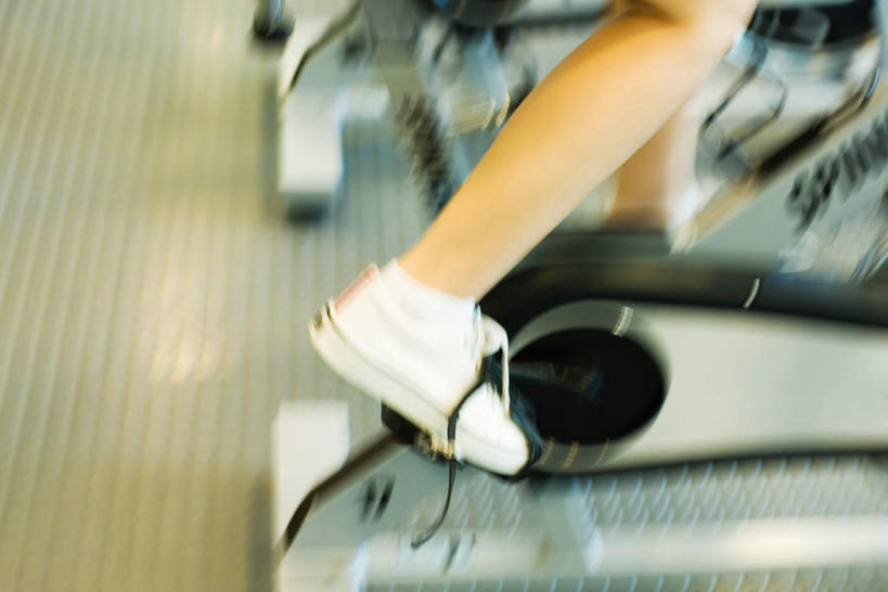 西方人,一个人,健身房,坐,横图,室内,白天,侧面,锻炼,运动,自行车,欧洲,欧洲人,仅一个年轻女性,仅一个女性,仅一个人,器械,健身器械,体育,年轻女性,女人,女性,白种人,坐着,半身,彩图,健身,健身馆