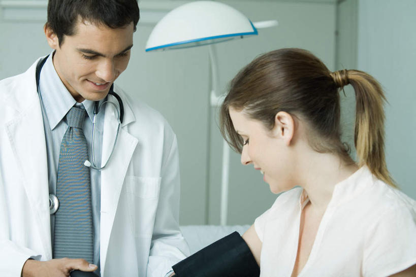 西方人,头发,两个人,医生,病人,医院,站,笑,说,微笑,露齿笑,横图,室内,白天,正面,工作服,制服,台灯,欧洲,欧洲人,灯光,棕色,挂,休闲装,灯,听诊器,灯具,站着,医护人员,医疗人员,休闲,休闲服,量血压,医疗设备,血压计,照明设备,医疗机构,工作制服,交流,男人,男性,年轻男性,年轻女性,女人,女性,白种人,长发,大夫,患者,就医者,沟通,讲话,交谈,说话,谈话,半身,彩图,工作套服,病院,诊所,短发