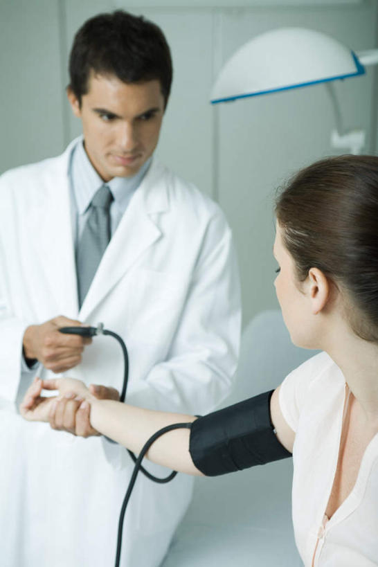 西方人,手,头发,两个人,医生,病人,医院,站,竖图,室内,白天,正面,工作服,制服,台灯,欧洲,欧洲人,握,灯光,棕色,拿,拿着,休闲装,灯,灯具,站着,医护人员,医疗人员,休闲,手部,休闲服,握着,量血压,血压计,照明设备,医疗机构,工作制服,男人,男性,年轻男性,年轻女性,女人,女性,白种人,长发,大夫,患者,就医者,半身,彩图,工作套服,病院,诊所,短发