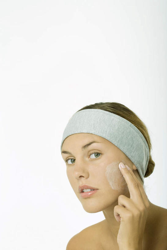 西方人,脸,脸颊,头发,一个人,竖图,室内,白天,白色背景,正面,衬衫,欧洲,欧洲人,仅一个年轻女性,仅一个女性,仅一个人,泡沫,头巾,涂抹,白色,手指,金色,摄影,影棚,年轻女性,女人,女性,白种人,长发,脸部,脸蛋,面部,半身,彩图,影棚拍摄,衬衣,拍摄