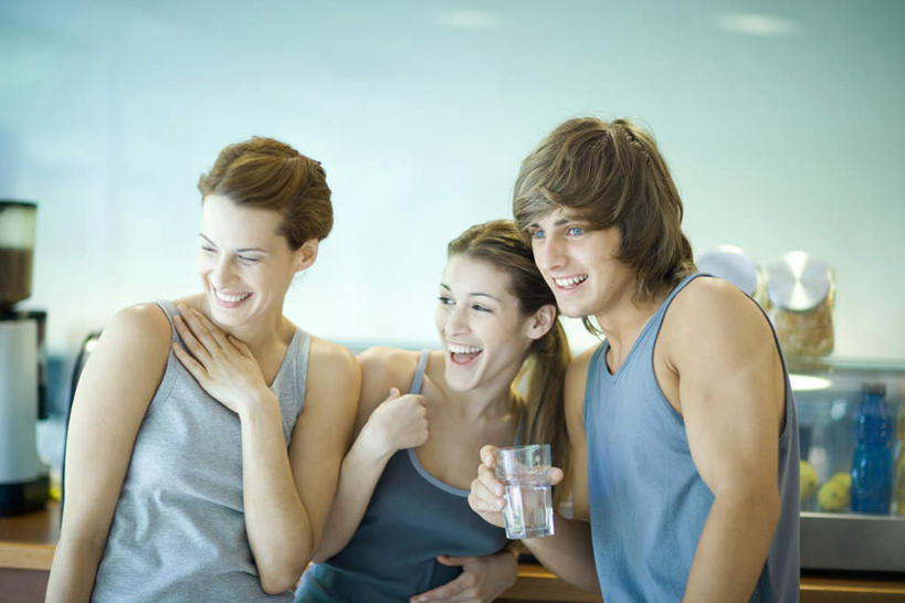 西方人,三个人,伙伴,朋友,餐厅,站,笑,微笑,露齿笑,横图,室内,白天,正面,友谊,水,吧台,苹果,杯子,水果,欧洲,欧洲人,握,服装,朦胧,模糊,新鲜,罐子,液体,水滴,生食,食品,果实,拿,拿着,注视,休闲装,玻璃制品,食物,三个,衣服,玻璃瓶,瓶子,水杯,观察,看,站着,休闲,休闲服,握着,服饰,有机食品,绿色食品,观看,察看,咖啡机,关注,饮料机,友情,男人,男性,年轻男性,年轻女性,女人,女性,白种人,玻璃杯,站立,半身,彩图,餐馆,饭店,饭馆