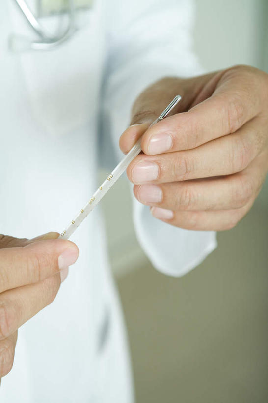 西方人,医生,医院,竖图,俯视,室内,白天,生活用品,欧洲,欧洲人,服装,医学,测量,器材,温度计,刻度,玻璃制品,体温计,医护人员,医疗人员,快速,温度,感冒,医疗,准确,体温,白大褂,精度,精准,发烧,水银温度计,流感,物理,水银体温计,医疗机构,水银柱,缩口,玻璃体温计,玻璃温度计,医用温度计,白种人,大夫,半身,彩图,高角度拍摄,病院,诊所