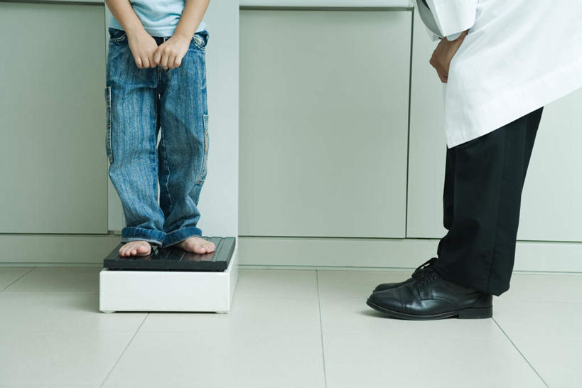 西方人,儿童,两个人,医生,医院,站,横图,室内,白天,正面,纯洁,仪器,欧洲,欧洲人,服装,生活,小孩,站着,医护人员,医疗人员,健康,可爱,童年,童趣,衡量,体重,白大褂,计量,台秤,童真,烂漫,无邪,医疗机构,衡器,健康秤,天真,男孩,男人,男性,中年男性,白种人,大夫,秤,体重秤,站立,半身,彩图,病院,诊所,男生