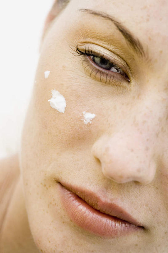 西方人,脸,头,脸颊,一个人,坐,竖图,室外,特写,白天,正面,化妆,美容,旅游,度假,沙滩,欧洲,欧洲人,仅一个年轻女性,仅一个女性,仅一个人,护肤,涂,阴影,光线,沙子,影子,海岸,沙地,涂抹,注视,娱乐,阳光,观察,看,保养,享受,休闲,放松,观看,察看,防晒霜,关注,户外运动,润肤乳,养颜,年轻女性,女人,女性,白种人,头部,脸部,脸蛋,面部,海滩,坐着,半身,彩图