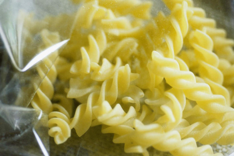 面食,面条,意大利面,无人,横图,俯视,室内,特写,白天,白色背景,西餐,餐桌,桌子,一堆,许多,堆叠,堆积,朦胧,模糊,面,料理,食品,塑料袋,食物,黄色,西式,摄影,影棚,餐台,堆,螺旋面,保鲜袋,彩图,高角度拍摄,影棚拍摄,拍摄