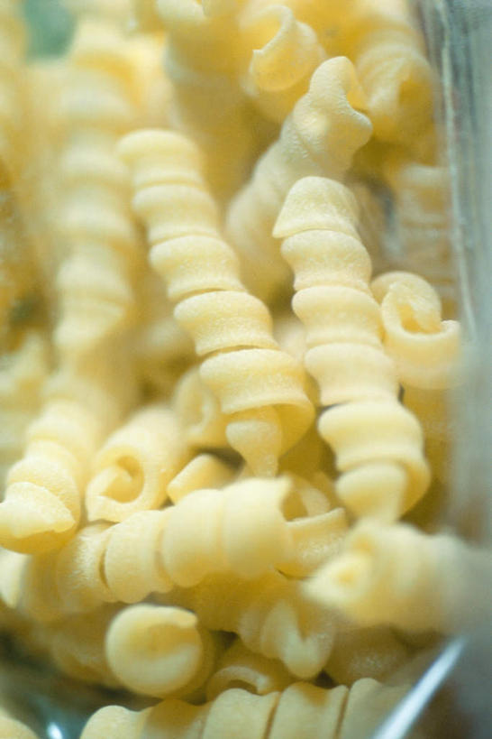 面食,面条,意大利面,无人,竖图,俯视,室内,特写,白天,白色背景,西餐,餐桌,桌子,一堆,许多,堆叠,堆积,朦胧,模糊,面,料理,食品,塑料袋,食物,黄色,西式,摄影,影棚,餐台,堆,螺旋面,保鲜袋,彩图,高角度拍摄,影棚拍摄,拍摄