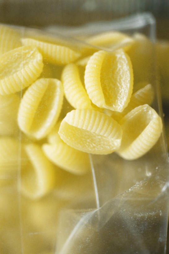 面食,面条,意大利面,无人,竖图,俯视,室内,特写,白天,白色背景,西餐,餐桌,桌子,一堆,许多,堆叠,堆积,朦胧,模糊,面,料理,食品,塑料袋,食物,黄色,西式,摄影,影棚,餐台,堆,保鲜袋,彩图,高角度拍摄,影棚拍摄,拍摄