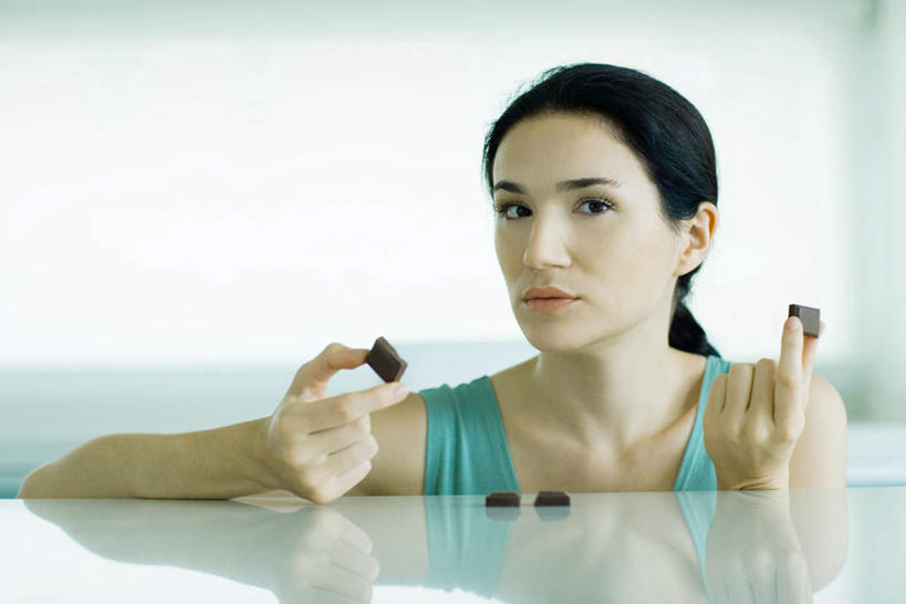 西方人,一个人,横图,室内,白天,正面,欧洲,欧洲人,仅一个年轻女性,仅一个女性,仅一个人,握,食品,糖,糖果,甜点,甜品,拿,拿着,食物,甜食,巧克力,握着,巧克力糖,年轻女性,女人,女性,白种人,半身,彩图