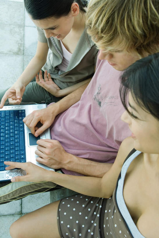 西方人,儿童,三个人,伙伴,朋友,坐,笑,微笑,露齿笑,竖图,室内,白天,正面,友谊,电脑,笔记本电脑,欧洲,欧洲人,敲打,网络,输入,通讯设备,小孩,打字,看,点击,敲击,无线,操作,通信设备,无线网络,无线上网,便携式电脑,友情,按键,手提电脑,男孩,男人,男性,女孩,女人,女性,白种人,坐着,半身,彩图,男生,女生