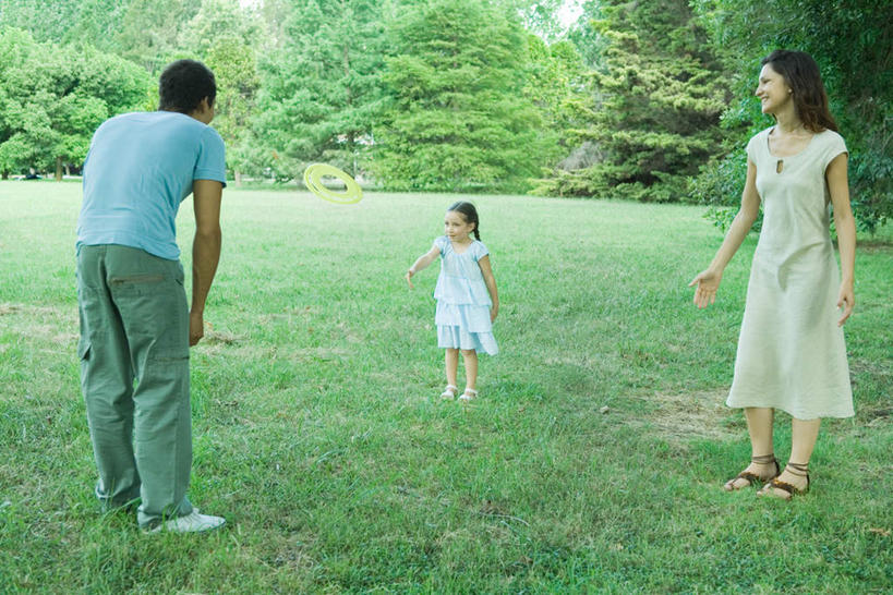 西方人,儿童,三个人,家庭,站,投,笑,微笑,露齿笑,横图,室外,白天,正面,旅游,度假,纯洁,草地,草坪,植物,欧洲,欧洲人,娱乐,草,树,树木,小孩,绿色,自然,飞碟,飞盘,站着,享受,休闲,温暖,温馨,一家人,放松,可爱,童年,童趣,生长,成长,和睦,户外运动,童真,烂漫,无邪,天真,男人,男性,年轻男性,年轻女性,白种人,抛,扔,撒,站立,掷,半身,彩图,融洽,男生