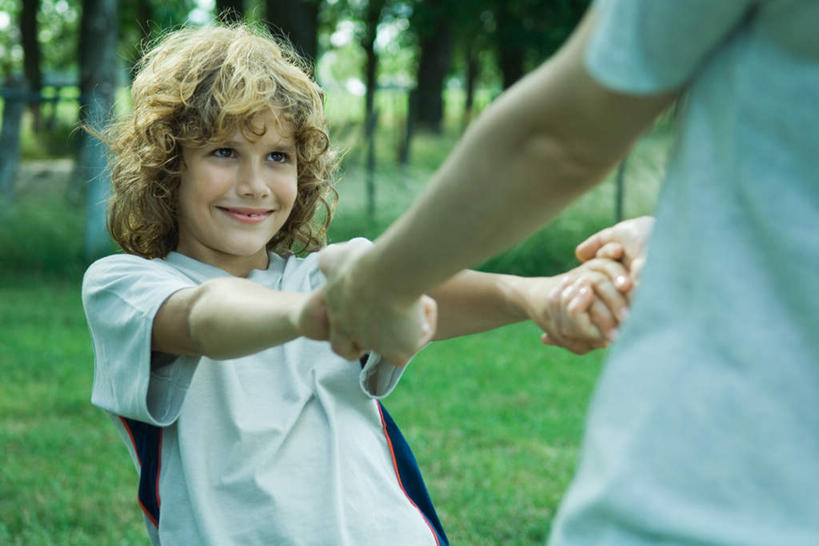 西方人,儿童,两个人,握手,横图,室外,白天,正面,旅游,度假,纯洁,草地,草坪,树林,植物,欧洲,欧洲人,娱乐,草,树,树木,小孩,绿色,自然,享受,休闲,放松,可爱,童年,童趣,转,生长,成长,转圈,户外运动,童真,烂漫,无邪,天真,男孩,男人,男性,年轻男性,白种人,孩子,拉手,手拉手,手握手,半身,彩图,男生