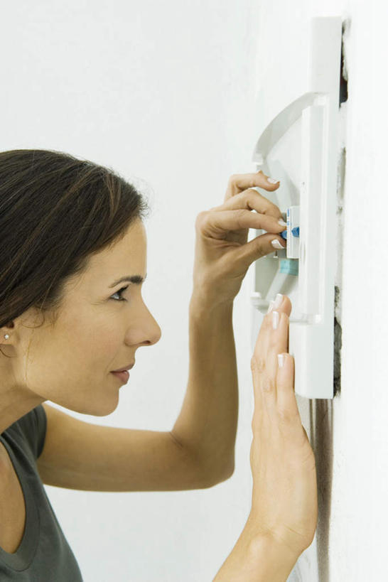 西方人,一个人,站,竖图,室内,白天,正面,装修,欧洲,欧洲人,仅一个年轻女性,仅一个女性,仅一个人,装潢,站着,保险箱,保险丝,保险,更换,年轻女性,女人,女性,白种人,设计,站立,半身,彩图