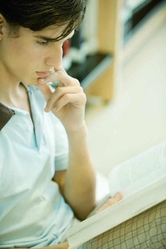 西方人,一个人,图书馆,坐,竖图,室内,白天,正面,书籍,欧洲,欧洲人,仅一个男性,仅一个人,撑,托腮,仅一个年轻男性,托,思索,思想,托下巴,浏览室,男人,男性,年轻男性,白种人,书,图书,坐着,半身,彩图,书库,图书库,阅览室