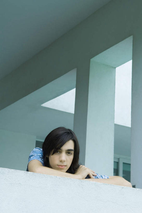 西方人,一个人,竖图,室内,白天,仰视,欧洲,欧洲人,仅一个男性,仅一个人,服装,墙,注视,休闲装,墙壁,墙面,仅一个年轻男性,衣服,低头,观察,看,趴着,休闲,休闲服,服饰,观看,察看,关注,看着,男人,男性,年轻男性,白种人,趴,半身,彩图,低角度拍摄