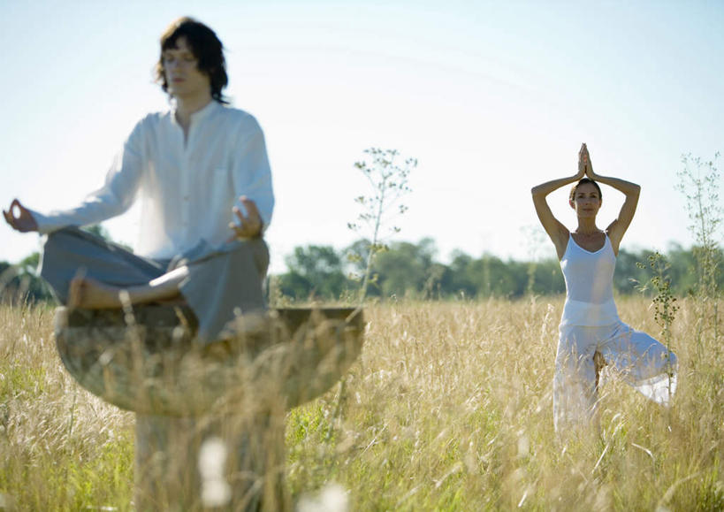 西方人,两个人,农田,站,盘腿,横图,室外,白天,正面,锻炼,瑜伽,运动,庄稼,礁石,石头,树林,植物,欧洲,欧洲人,服装,石子,注视,休闲装,树,树木,衣服,绿色,自然,观察,看,站着,休闲,休闲服,养生,服饰,生长,成长,观看,冥想,察看,关注,树式,男人,男性,年轻男性,年轻女性,女人,女性,白种人,礁,石块,岩石,盘腿而坐,盘膝,盘着腿的,盘着腿坐,双腿交叉,站立,彩图,全身,健身,耕地,庄稼田