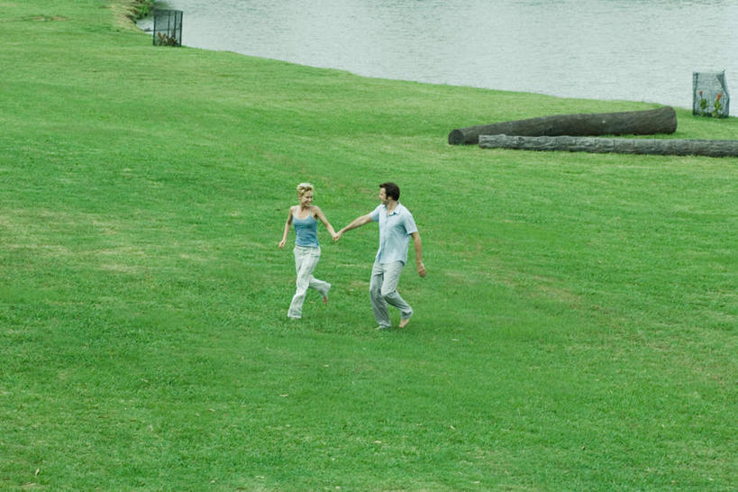 西方人,两个人,夫妻,走,握手,笑,微笑,露齿笑,横图,俯视,室外,白天,爱情,旅游,度假,草地,草坪,河流,水,植物,欧洲,欧洲人,服装,木头,河水,水流,浪漫,休闲装,娱乐,草,衣服,绿色,享受,休闲,休闲服,恩爱,放松,恋人,服饰,原木,户外运动,男人,男性,女人,女性,中年男性,中年女性,白种人,情侣,步行,搀手,拉手,散步,手拉手,手握手,走路,彩图,高角度拍摄,全身,伴侣