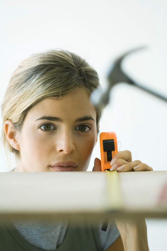 西方人,一个人,蹲,竖图,室内,特写,白天,正面,装修,建筑,欧洲,欧洲人,仅一个年轻女性,仅一个女性,仅一个人,握,阴影,服装,朦胧,模糊,光线,测量,板,锤子,榔头,木板,影子,刻度,拿,拿着,注视,休闲装,文化,装潢,衣服,尺,卷尺,观察,看,祈祷,休闲,休闲服,握着,许愿,宗教,服饰,信仰,观看,钢尺,测量工具,祈求,吉祥,尺子,察看,关注,风水,锤,角尺,阴阳,鲁班尺,量具,量仪,钢卷尺,文公尺,门公尺,门尺,丁兰尺,门光尺,吉凶,吉利,晦气,不祥,倒霉,霉运,恶兆,凶险,平安,年轻女性,女人,女性,白种人,设计,蹲着,半身,彩图