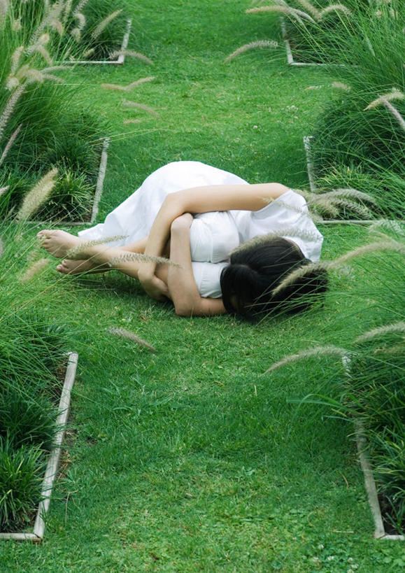 西方人,一个人,躺,竖图,俯视,室外,白天,旅游,度假,草地,植物,欧洲,欧洲人,仅一个年轻女性,仅一个女性,仅一个人,蜷缩,庭院,园艺,娱乐,草,绿色,享受,休闲,放松,户外运动,卧着,年轻女性,女人,女性,白种人,躺着,卧,彩图,高角度拍摄,全身