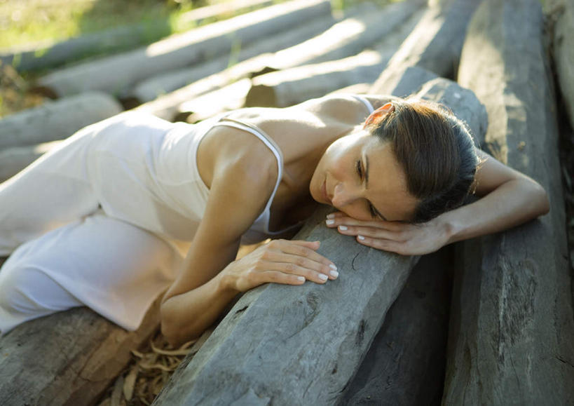 西方人,一个人,笑,微笑,横图,俯视,室外,白天,锻炼,旅游,度假,瑜伽,运动,美景,欧洲,欧洲人,仅一个年轻女性,仅一个女性,仅一个人,阴影,光线,木头,影子,景观,娱乐,阳光,自然,趴着,享受,休闲,景色,放松,养生,原木,自然风光,体育,年轻女性,女人,女性,白种人,趴,半身,彩图,高角度拍摄,健身