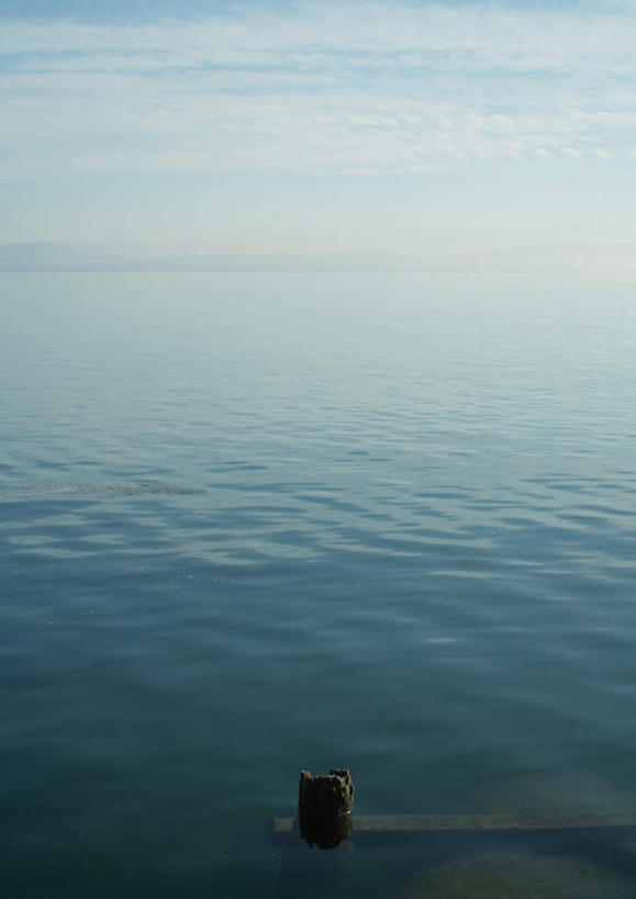 无人,竖图,俯视,室外,白天,旅游,度假,湖,湖泊,美景,水,阴影,光线,影子,湖面,景观,水流,水面,水平线,云,云朵,辽阔,海平线,云彩,娱乐,蓝色,白云,蓝天,天空,阳光,自然,湖水,天,享受,休闲,广阔,木桩,景色,放松,晴朗,一望无际,自然风光,无边无际,一马平川,晴空,彩图,高角度拍摄,水天相接,水天一线,桩子