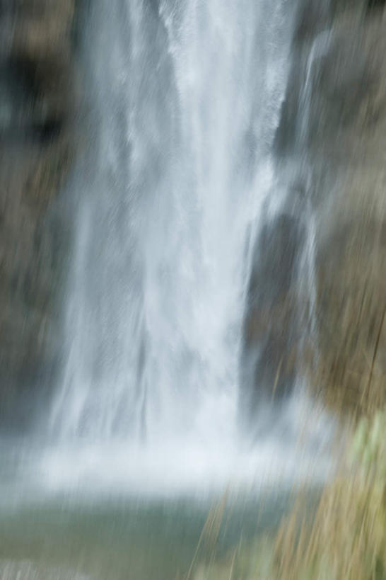 无人,竖图,室外,白天,正面,旅游,度假,石头,美景,瀑布,水,阴影,飞溅,朦胧,模糊,溅,光线,石子,液体,影子,景观,娱乐,阳光,自然,享受,休闲,景色,放松,喷洒,自然风光,曝光,暴光,跌水,石块,岩石,彩图