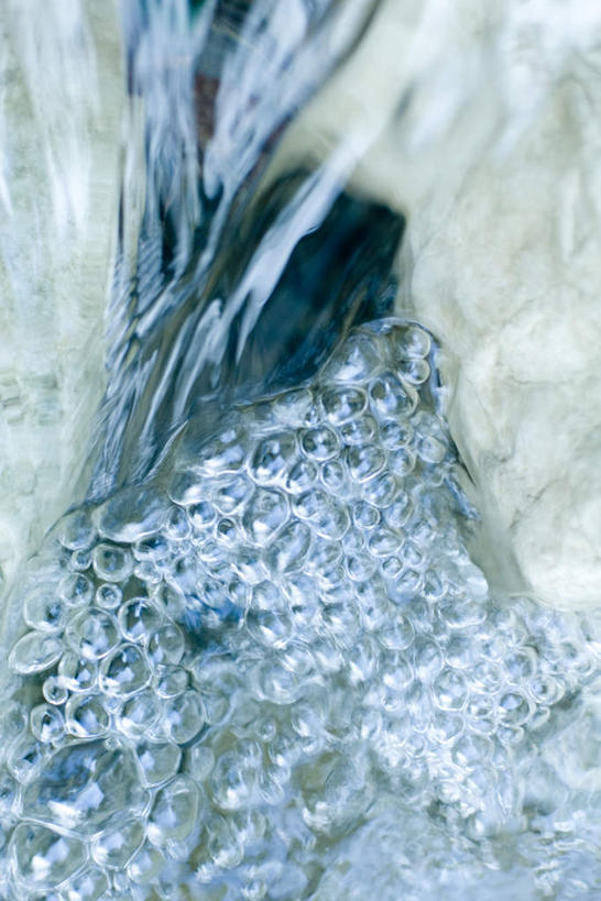 无人,竖图,俯视,室外,特写,白天,美景,水,波纹,朦胧,模糊,透明,液体,景观,气泡,水滴,涟漪,漩涡,水泡,水珠,水纹,自然,泡泡,景色,圆弧,自然风光,彩图,高角度拍摄