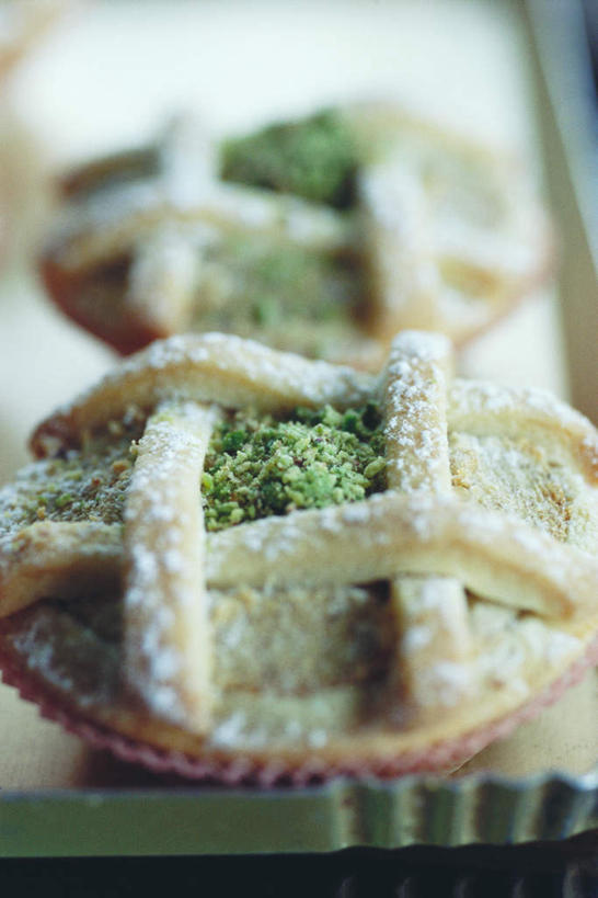 点心,无人,竖图,俯视,室内,特写,白天,下午茶,餐桌,桌子,餐具,朦胧,模糊,烤盘,食品,甜点,甜品,蛋挞,食物,糕点,两个,甜食,餐台,烹调用具,彩图,高角度拍摄