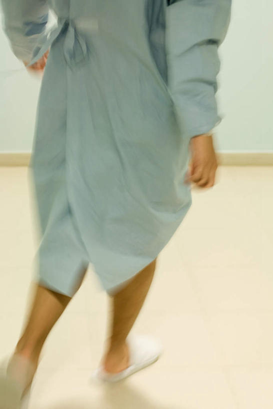 西方人,一个人,病人,医院,走,竖图,俯视,室内,白天,欧洲,欧洲人,仅一个年轻女性,仅一个女性,仅一个人,服装,衣服,病服,医疗机构,年轻女性,女人,女性,白种人,患者,就医者,步行,散步,走路,半身,彩图,高角度拍摄,病院,诊所