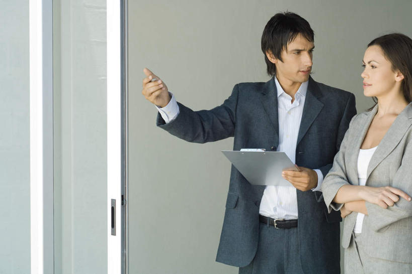 西方人,两个人,夫妻,站,说,双手交叉,横图,室内,白天,正面,爱情,门,欧洲,欧洲人,握,笔,墙,浪漫,拿,拿着,注视,墙壁,墙面,门框,观察,看,站着,恩爱,握着,恋人,观看,写字板,察看,双手抱胸,关注,交流,男人,男性,年轻男性,年轻女性,女人,女性,白种人,情侣,沟通,讲话,交谈,说话,谈话,站立,半身,彩图,伴侣