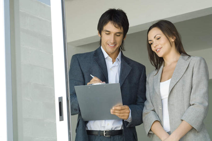 西方人,两个人,夫妻,站,笑,说,微笑,露齿笑,横图,室内,白天,仰视,爱情,门,欧洲,欧洲人,握,写,笔,墙,浪漫,拿,拿着,注视,墙壁,墙面,门框,观察,看,站着,恩爱,握着,恋人,观看,写字板,察看,关注,交流,男人,男性,年轻男性,年轻女性,女人,女性,白种人,情侣,沟通,讲话,交谈,说话,谈话,站立,半身,彩图,低角度拍摄,伴侣