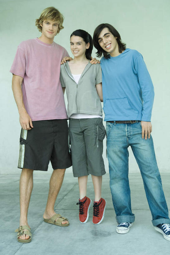 西方人,三个人,伙伴,同事,朋友,站,笑,微笑,露齿笑,竖图,室内,白天,正面,友谊,成功,合作,团队,集体,信心,地板,欧洲,欧洲人,服装,墙,地面,休闲装,队伍,木地板,墙壁,墙面,衣服,靠,站着,休闲,休闲服,服饰,踮脚,领导,成就,合伙,领袖,友情,男人,男性,年轻男性,年轻女性,女人,女性,白种人,半身,彩图